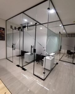 Aluminium and glass partition installation